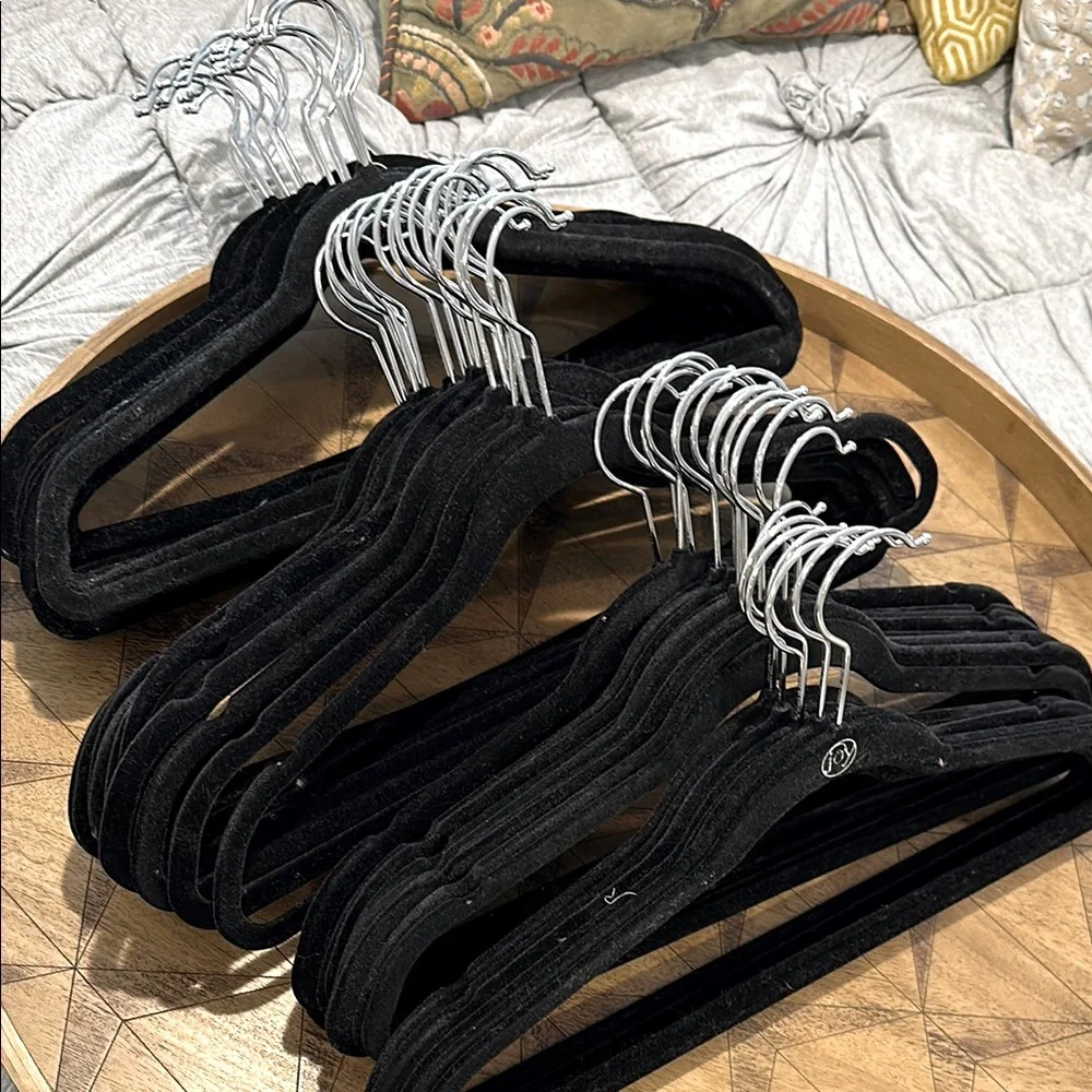 Hangers with flocked velvet finish - set of 30